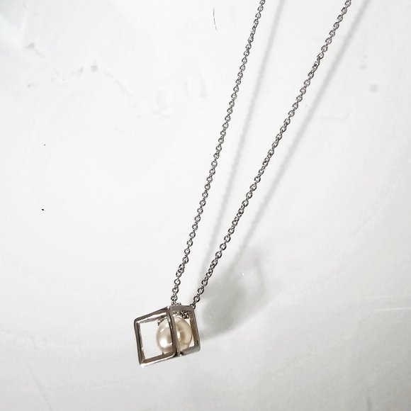 Floating Peal Necklace - Picture 1 of 3